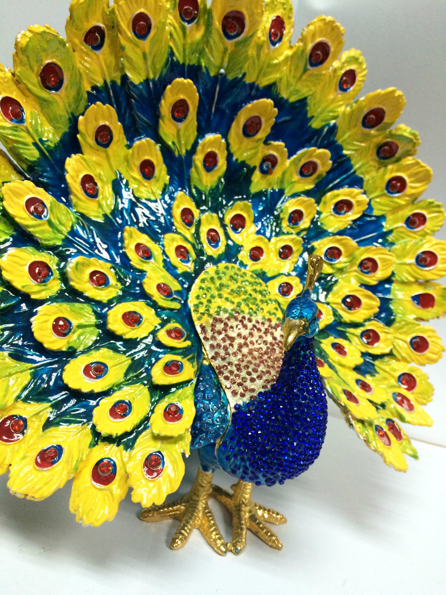 鉛錫合金與護膚品 從孔雀工藝品看現代工藝與自然呵護的和諧交響